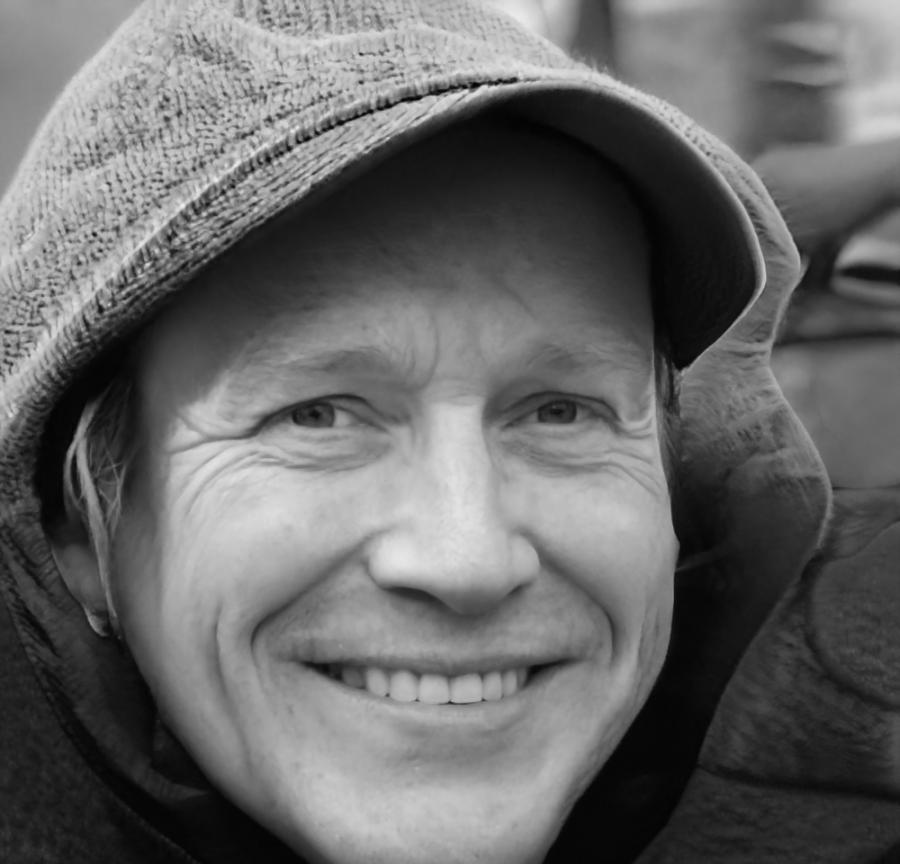 Portrait du Dr. Martin Rousseau, expert en pédagogie financière